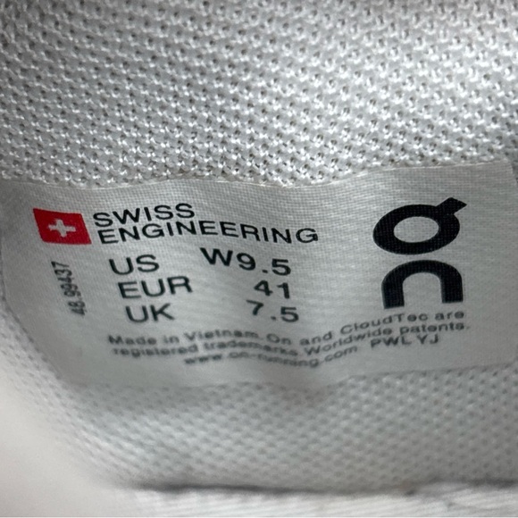 On Running White Sneakers Lightweight Performance - Picture 11 of 12